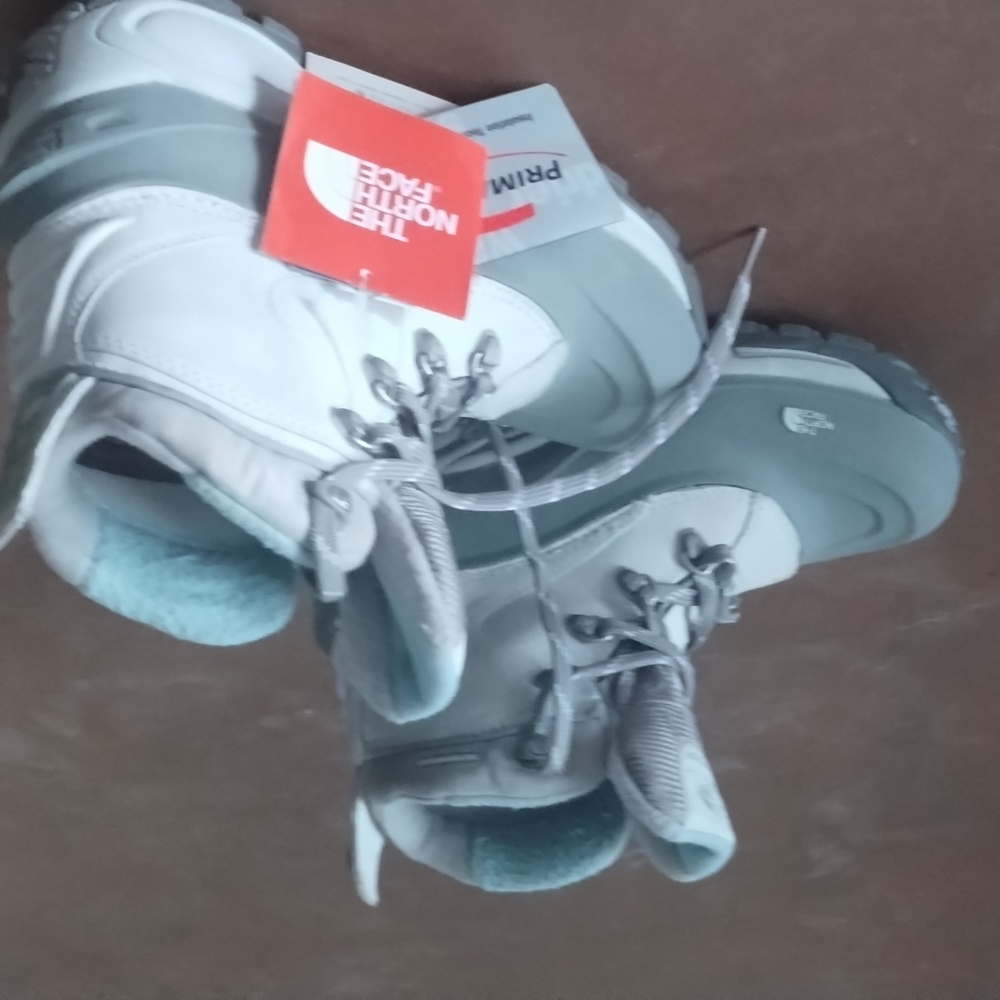 NWOT NORTHFACE WATERPROOF snow hiking boots